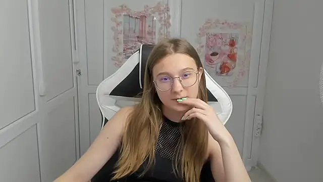Mia kristal online show from 06/11/26, 07:16