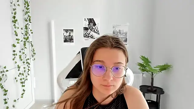 Mia kristal online show from 06/19/26, 08:20