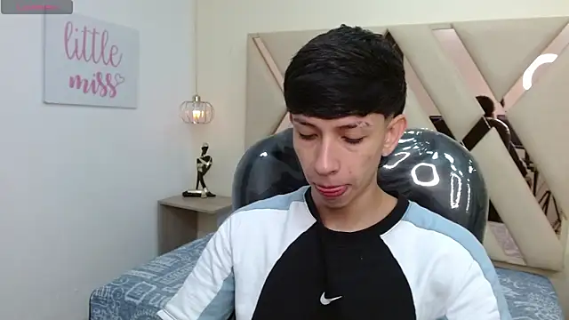 Snapshot of AdrianFranko chatting on 03/25/26, 01:32 AdrianFranko online show from 03/25/26, 01:32