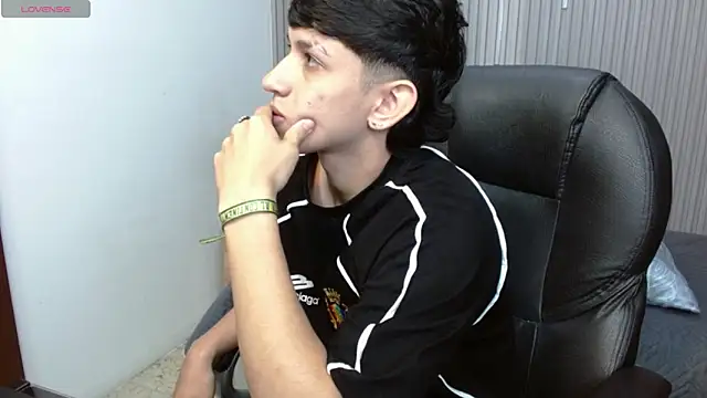 Snapshot of AdrianFranko chatting on 03/18/26, 02:08 AdrianFranko online show from 03/18/26, 02:08