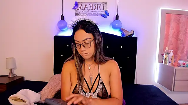 Snapshot of Sia_messy chatting on 04/14/26, 02:00 Sia messy online show from 04/14/26, 02:00