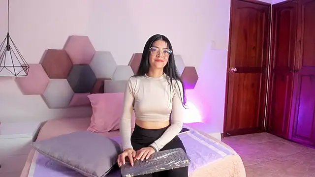 Snapshot of AnnieBlluee chatting on 06/16/26, 12:27 AnnieBlluee online show from 06/16/26, 12:27