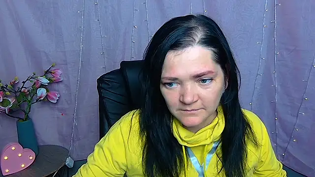 Snapshot of LauraFinn chatting on 03/24/26, 01:22 LauraFinn online show from 03/24/26, 01:22