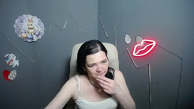 Snapshot of LauraFinn chatting on 04/06/26, 06:20 LauraFinn online show from 04/06/26, 06:20