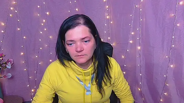 Snapshot of LauraFinn chatting on 03/26/26, 07:23 LauraFinn online show from 03/26/26, 07:23