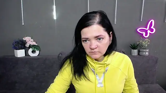 Snapshot of LauraFinn chatting on 03/25/26, 07:19 LauraFinn online show from 03/25/26, 07:19