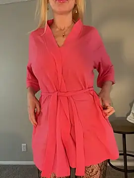 Snapshot of HotMilfNicole chatting on 04/15/26, 07:40 HotMilfNicole online show from 04/15/26, 07:40