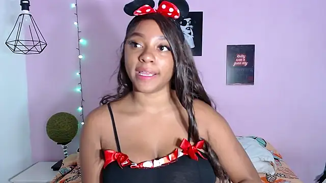 Snapshot of aisha_laurent chatting on 04/07/26, 02:19 aisha laurent online show from 04/07/26, 02:19