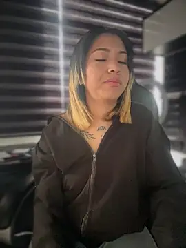 Snapshot of Laila_LS chatting on 03/19/26, 01:22 Laila LS online show from 03/19/26, 01:22