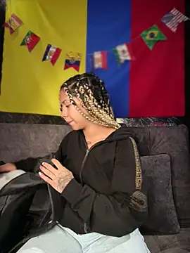 Laila LS online show from 07/04/26, 01:04