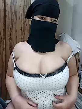 Snapshot of queen_lily chatting on 03/27/26, 01:03 queen lily online show from 03/27/26, 01:03