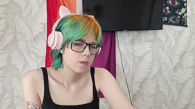 Snapshot of LittleKittenStar chatting on 06/07/26, 12:43 LittleKittenStar online show from 06/07/26, 12:43