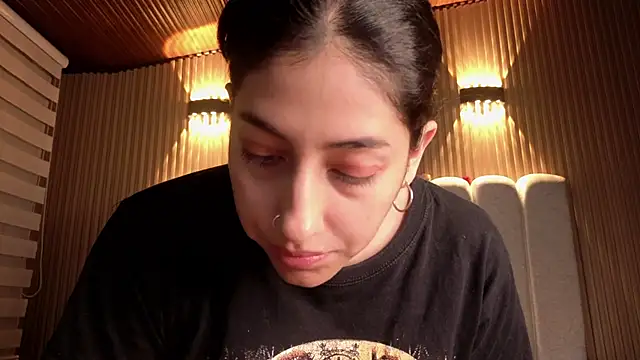 Melannyy V online show from 04/06/26, 01:23