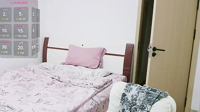 Snapshot of yueyue-99 chatting on 04/13/26, 12:53 yueyue-99 online show from 04/13/26, 12:53