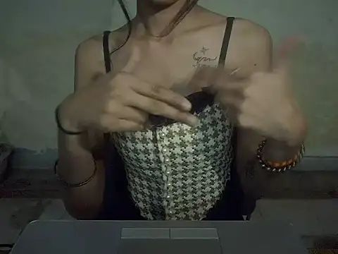 Snapshot of beautyrose1 chatting on 04/10/26, 04:47 beautyrose1 online show from 04/10/26, 04:47