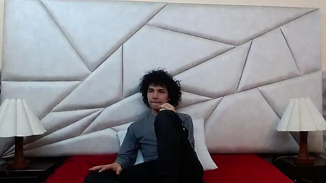 Snapshot of Nyx_and_Arian chatting on 04/08/26, 01:29 Nyx and Arian online show from 04/08/26, 01:29