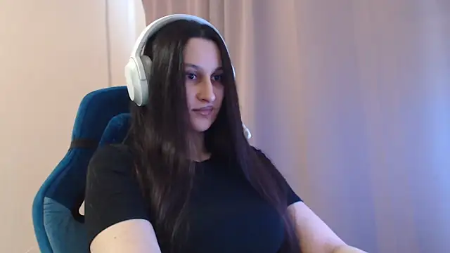 Snapshot of RiffedEye chatting on 03/27/26, 02:07 RiffedEye online show from 03/27/26, 02:07