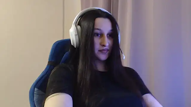 Snapshot of RiffedEye chatting on 04/07/26, 02:08 RiffedEye online show from 04/07/26, 02:08