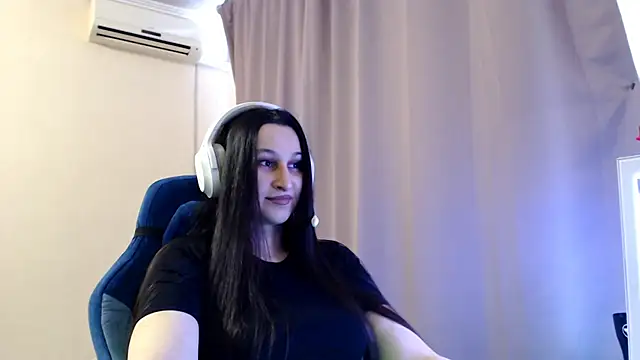 Snapshot of RiffedEye chatting on 04/06/26, 02:07 RiffedEye online show from 04/06/26, 02:07