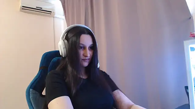 Snapshot of RiffedEye chatting on 04/03/26, 01:06 RiffedEye online show from 04/03/26, 01:06