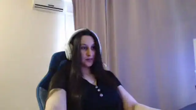 Snapshot of RiffedEye chatting on 03/25/26, 02:05 RiffedEye online show from 03/25/26, 02:05