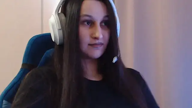 Snapshot of RiffedEye chatting on 04/10/26, 02:13 RiffedEye online show from 04/10/26, 02:13