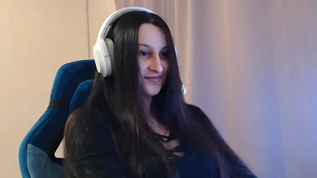 Snapshot of RiffedEye chatting on 03/26/26, 02:04 RiffedEye online show from 03/26/26, 02:04