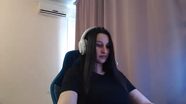 Snapshot of RiffedEye chatting on 04/14/26, 02:11 RiffedEye online show from 04/14/26, 02:11