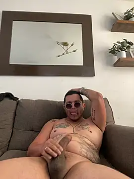 Snapshot of HOTB0Y18 chatting on 03/26/26, 07:23 HOTB0Y18 online show from 03/26/26, 07:23