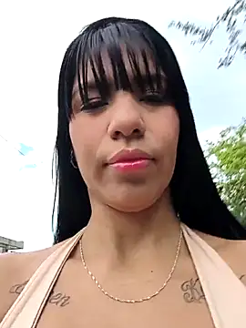Snapshot of MonserratJons01 chatting on 04/19/26, 02:18 MonserratJons01 online show from 04/19/26, 02:18