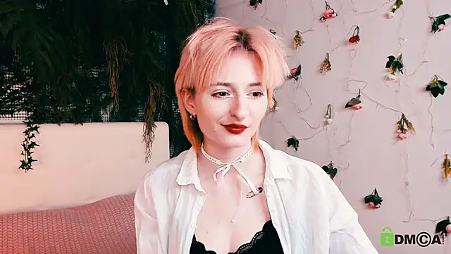 Snapshot of Kira__Cutie chatting on 04/24/26, 08:33 Kira Cutie online show from 04/24/26, 08:33