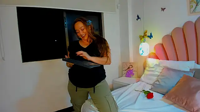 Snapshot of SabrinaVantress chatting on 06/25/26, 04:21 SabrinaVantress online show from 06/25/26, 04:21