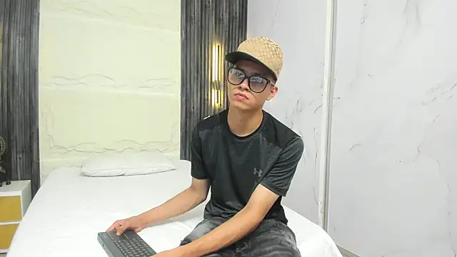 Snapshot of Apolo_jonnes chatting on 04/23/26, 01:56 Apolo jonnes online show from 04/23/26, 01:56
