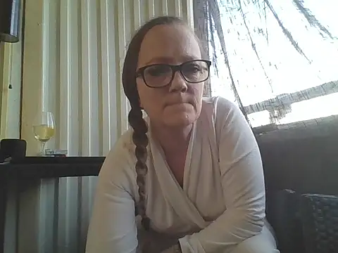 LizzieZ1975 online show from 05/04/26, 06:33