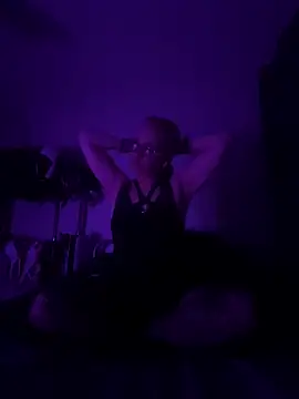 LizzieZ1975 online show from 06/12/26, 01:03