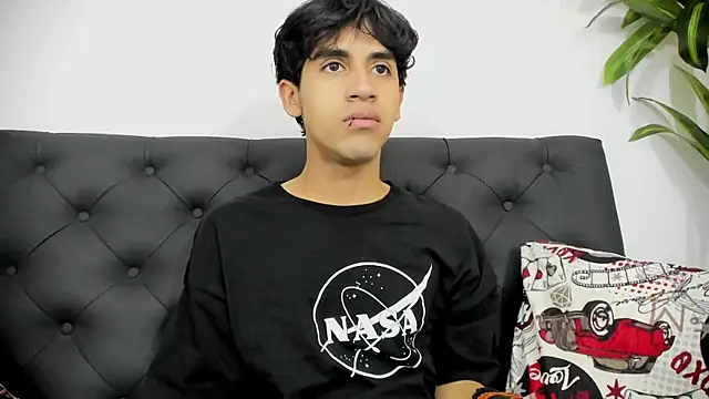  ArchieBlu  online show from 04/11/26, 07:56