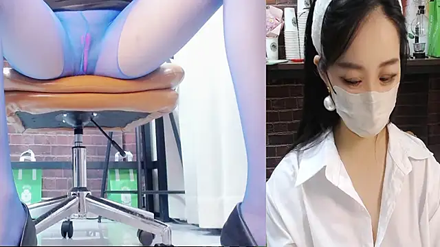 Snapshot of Latte-01 chatting on 05/08/26, 02:43 Latte-01 online show from 05/08/26, 02:43