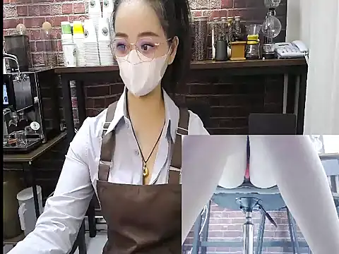 Snapshot of Latte-01 chatting on 04/11/26, 01:35 Latte-01 online show from 04/11/26, 01:35