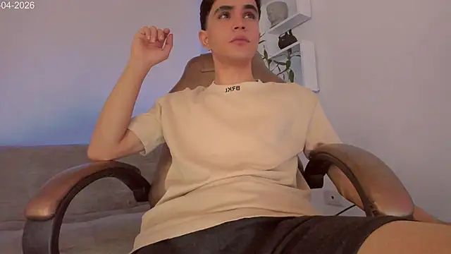 Snapshot of Leo-owen chatting on 04/14/26, 12:37 Leo-owen online show from 04/14/26, 12:37