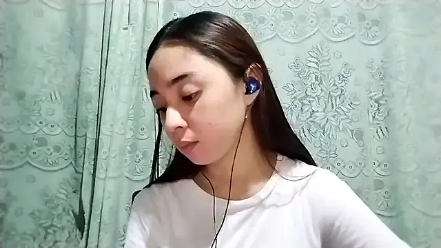 LenoraLacassagne online show from 04/09/26, 03:29