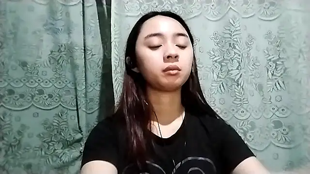 LenoraLacassagne online show from 04/10/26, 03:52