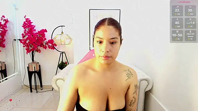 Snapshot of Natalia_cartier chatting on 06/04/26, 03:33 Natalia cartier online show from 06/04/26, 03:33