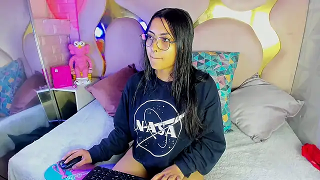 Snapshot of Sasha_Greyhh chatting on 03/31/26, 02:08 Sasha Greyhh online show from 03/31/26, 02:08