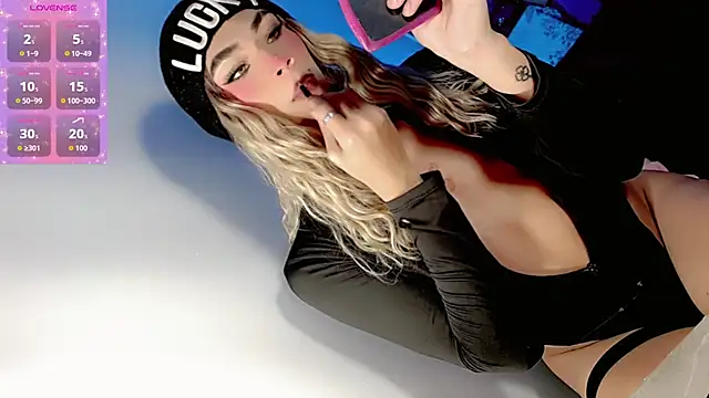 Snapshot of khloe_Gils chatting on 04/13/26, 11:20 khloe Gils online show from 04/13/26, 11:20