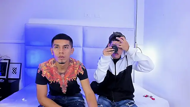 Snapshot of your_d0ll1 chatting on 04/11/26, 01:04 your d0ll1 online show from 04/11/26, 01:04