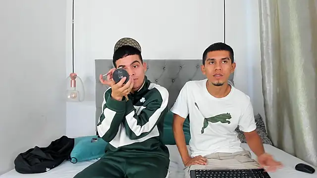 Snapshot of your_d0ll1 chatting on 04/02/26, 01:18 your d0ll1 online show from 04/02/26, 01:18