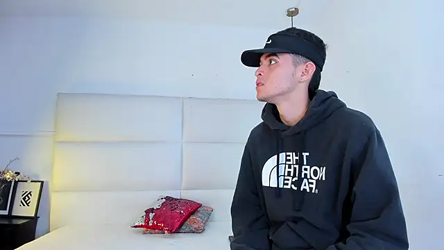 Snapshot of your_d0ll1 chatting on 04/01/26, 01:41 your d0ll1 online show from 04/01/26, 01:41