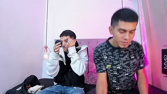 Snapshot of your_d0ll1 chatting on 04/10/26, 12:23 your d0ll1 online show from 04/10/26, 12:23