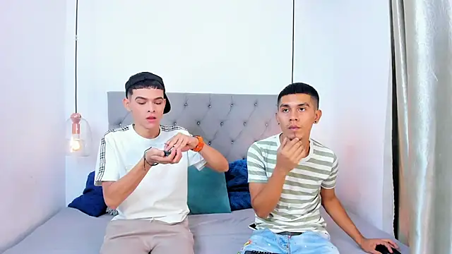 Snapshot of your_d0ll1 chatting on 04/06/26, 01:12 your d0ll1 online show from 04/06/26, 01:12