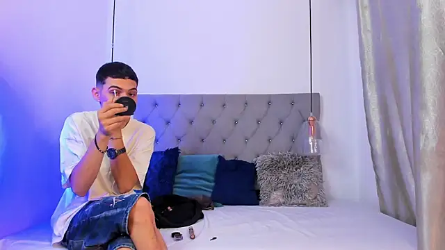 Snapshot of your_d0ll1 chatting on 04/07/26, 12:18 your d0ll1 online show from 04/07/26, 12:18